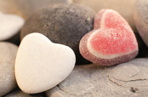 Steinerne kleine Herzen auf Felsen
